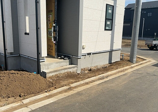 【構造・工法・仕様_2】ベタ基礎とは、柱の位置に関係なく全体に基礎がある事を指し、面積が大きい分建物の重さを全体に分散できます。また、地面からの湿気や害虫を遮断でき、木造住宅で心配されるシロアリ被害を防ぐ効果も期待できます。