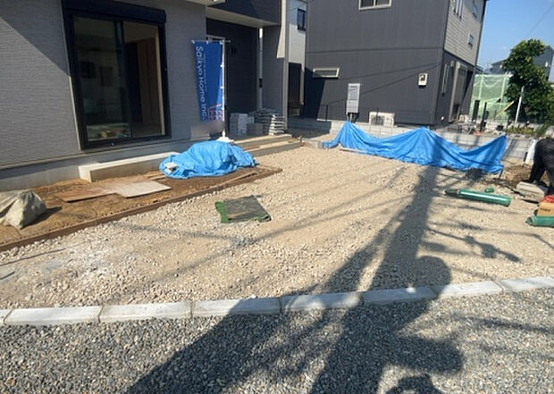 【庭】庭があることでガーデニングや家庭菜園はもちろん、こどもの遊び場やペットを放して遊ぶことができます。また、家の周囲に余裕があるということです。隣地との間があれば、十分な日当たりと、風通しが確保できます。