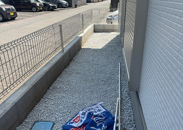 【庭】庭があることでガーデニングや家庭菜園はもちろん、こどもの遊び場やペットを放して遊ぶことができます。また、家の周囲に余裕があるということです。隣地との間があれば、十分な日当たりと、風通しが確保できます。