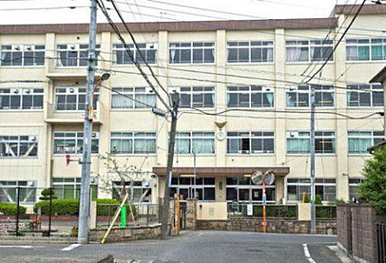 第七中学校 556m(徒歩7分)