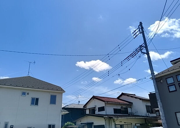 【物件からの展望_2】眺望を気にして物件を探す場合、前面に建物が建っていないか現地で確認しましょう!前面に建物があると景色はもちろん、日当たりや風通しにも影響が出てきます。住んだ時のことを想像しながら現地見学をしましょう。