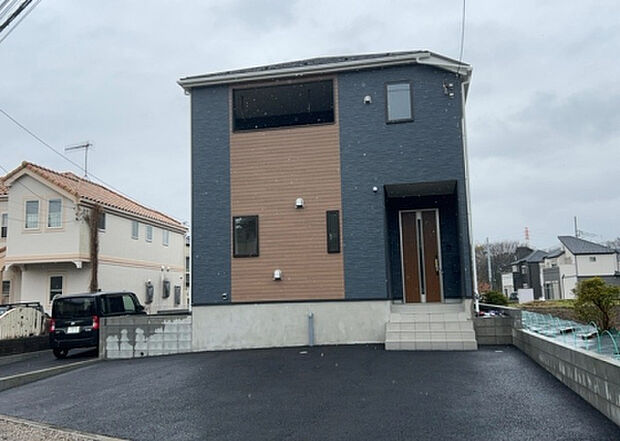 【前面道路含む現地写真_2】お持ちの車種によっては前面道路が広い方が便利でしょう。しかし、前面道路が広ければその分交通量が多くなるため、騒音などが気になる場合があります。実際に現地を見学し、周辺交通量や騒音などを確認しましょう!