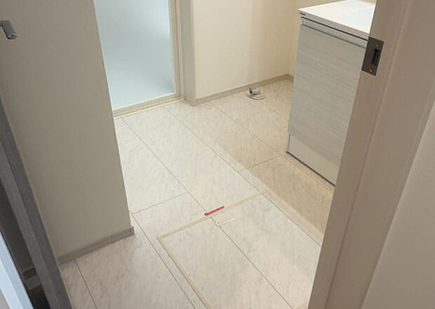 【脱衣場】多くの戸建て住宅で見かける洗面脱衣所は、洗面台と洗濯機が2畳ほどのスペースに並べられていて、洗面所が脱衣所を兼ね備えている間取りが一般的です。お客様が利用することもある、パブリックな空間でもあります。