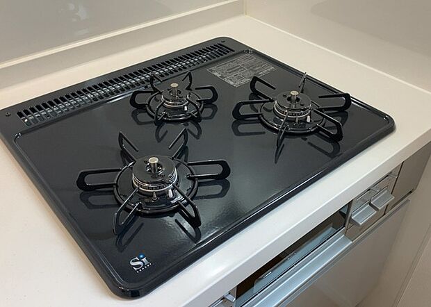 【キッチンコンロ】キッチンコンロは、料理の質を大きく左右する重要な設備です。火力調整のしやすさ、グリル機能の有無、安全装置の充実度など、選ぶポイントがたくさんあります。特に、IHクッキングヒーターは、お手入れのしやすさや安全性が高く、近年人気が高まっています。