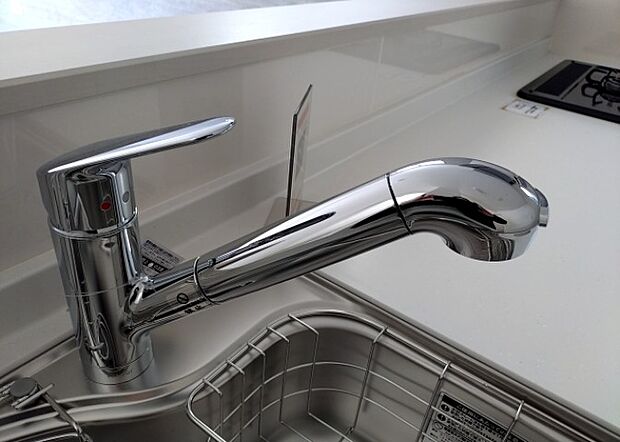 【キッチン水栓】キッチン水栓は、毎日必ず使うものだからこそ、使いやすさが重要です。シャワーヘッドの切り替えがスムーズか、吐水量が調節できるか、水しぶきが飛び散りにくい構造か、浄水機能が付いているかなど、日々の家事を快適にするための機能が数多くあります。また、デザインも多種多様なので、キッチン全体の雰囲気に合わせたものを選ぶことができます。