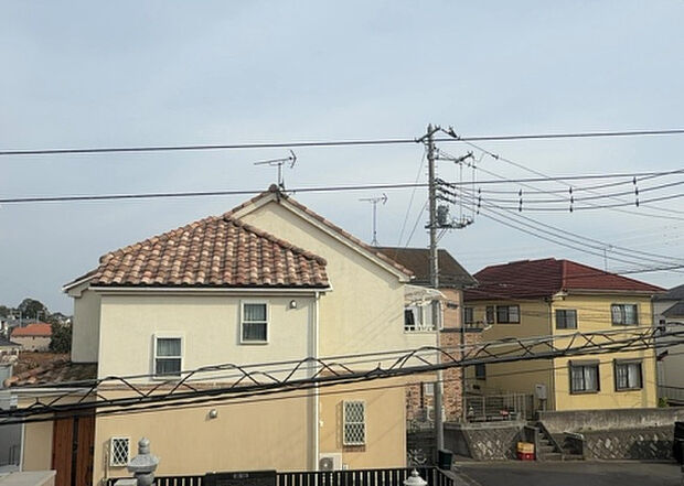 【物件からの展望】眺望を気にして物件を探す場合、前面に建物が建っていないか現地で確認しましょう！前面に建物があると景色はもちろん、日当たりや風通しにも影響が出てきます。住んだ時のことを想像しながら現地見学をしましょう。