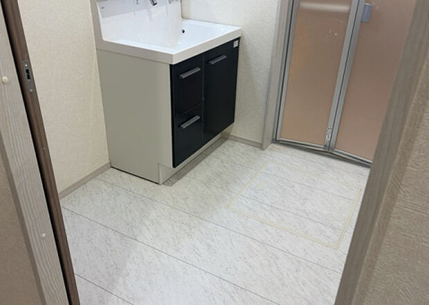 【脱衣場】多くの戸建て住宅で見かける洗面脱衣所は、洗面台と洗濯機が2畳ほどのスペースに並べられていて、洗面所が脱衣所を兼ね備えている間取りが一般的です。お客様が利用することもある、パブリックな空間でもあります。