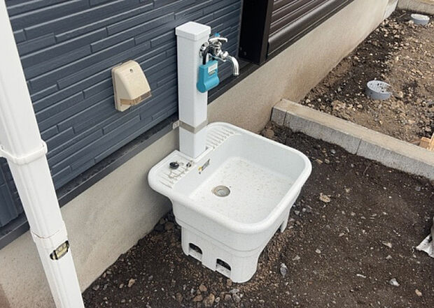 【その他設備】敷地内には、散水栓や立水栓があります。水道水を直接利用できるため、水を運ぶ手間を省くことが出来ます。大量の水を必要とする洗車作業や清掃などに役立ちます。その他設備とあわせて、現地でご確認ください。