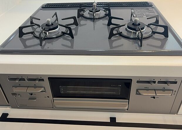 【キッチンコンロ】キッチンコンロは、料理の質を大きく左右する重要な設備です。火力調整のしやすさ、グリル機能の有無、安全装置の充実度など、選ぶポイントがたくさんあります。特に、IHクッキングヒーターは、お手入れのしやすさや安全性が高く、近年人気が高まっています。