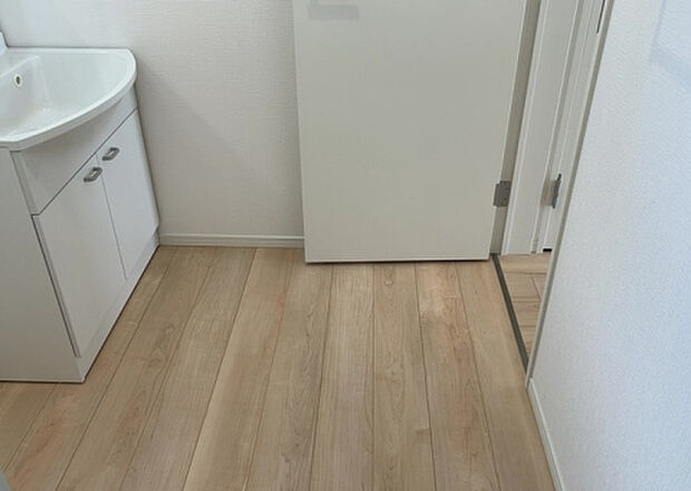 【脱衣場】多くの戸建て住宅で見かける洗面脱衣所は、洗面台と洗濯機が2畳ほどのスペースに並べられていて、洗面所が脱衣所を兼ね備えている間取りが一般的です。お客様が利用することもある、パブリックな空間でもあります。