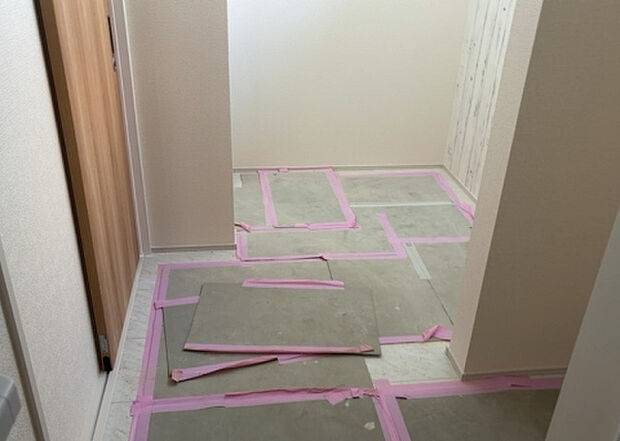 【脱衣場】多くの戸建て住宅で見かける洗面脱衣所は、洗面台と洗濯機が2畳ほどのスペースに並べられていて、洗面所が脱衣所を兼ね備えている間取りが一般的です。お客様が利用することもある、パブリックな空間でもあります。