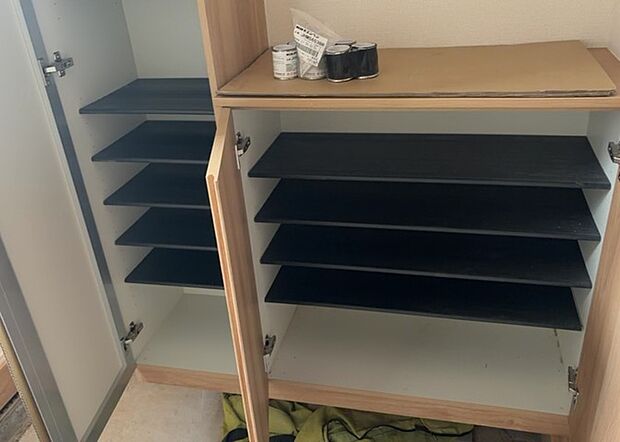 【玄関収納】玄関収納は、靴や傘、コートなどをスッキリと収納できるだけでなく、来客時に見せる顔となるため、家の顔とも言えます。収納量だけでなく、デザイン性も重視したいところです。ミラー付きの収納であれば、外出前の身だしなみチェックにも便利です。