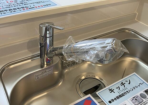 【キッチン水栓】キッチン水栓は、毎日必ず使うものだからこそ、使いやすさが重要です。シャワーヘッドの切り替えがスムーズか、吐水量が調節できるか、水しぶきが飛び散りにくい構造か、浄水機能が付いているかなど、日々の家事を快適にするための機能が数多くあります。また、デザインも多種多様なので、キッチン全体の雰囲気に合わせたものを選ぶことができます。