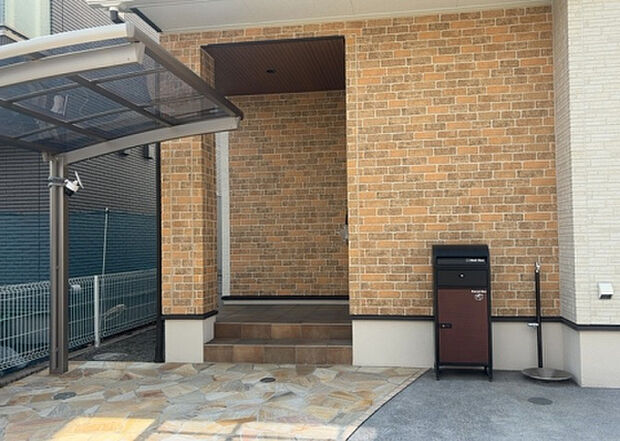 【玄関_2】玄関は、狭すぎると複数人で使いにくく、広すぎても無駄な空間になりがちです。最低2畳を目安にして、家の広さとの兼ね合いや家族の人数を考慮して決めるとよいでしょう。現地を見学して快適な玄関を選びましょう!