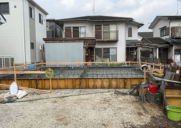 【玄関_2】玄関は、狭すぎると複数人で使いにくく、広すぎても無駄な空間になりがちです。最低2畳を目安にして、家の広さとの兼ね合いや家族の人数を考慮して決めるとよいでしょう。現地を見学して快適な玄関を選びましょう！