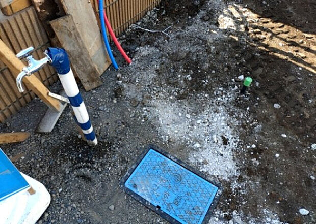 【その他設備】敷地内には、散水栓や立水栓があります。水道水を直接利用できるため、水を運ぶ手間を省くことが出来ます。大量の水を必要とする洗車作業や清掃などに役立ちます。その他設備とあわせて、現地でご確認ください。