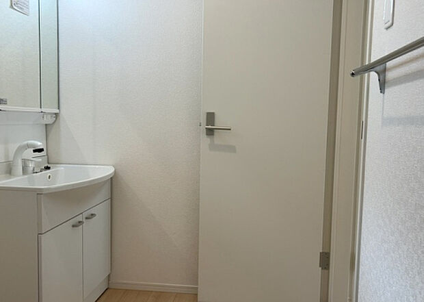 【脱衣場】多くの戸建て住宅で見かける洗面脱衣所は、洗面台と洗濯機が2畳ほどのスペースに並べられていて、洗面所が脱衣所を兼ね備えている間取りが一般的です。お客様が利用することもある、パブリックな空間でもあります。