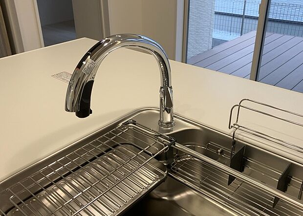 【キッチン水栓】キッチン水栓は、毎日必ず使うものだからこそ、使いやすさが重要です。シャワーヘッドの切り替えがスムーズか、吐水量が調節できるか、水しぶきが飛び散りにくい構造か、浄水機能が付いているかなど、日々の家事を快適にするための機能が数多くあります。また、デザインも多種多様なので、キッチン全体の雰囲気に合わせたものを選ぶことができます。