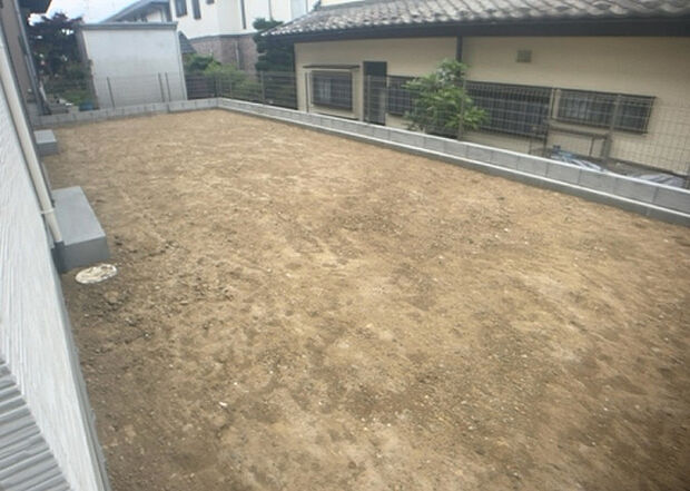 【庭】庭があることでガーデニングや家庭菜園はもちろん、こどもの遊び場やペットを放して遊ぶことができます。また、家の周囲に余裕があるということです。隣地との間があれば、十分な日当たりと、風通しが確保できます。