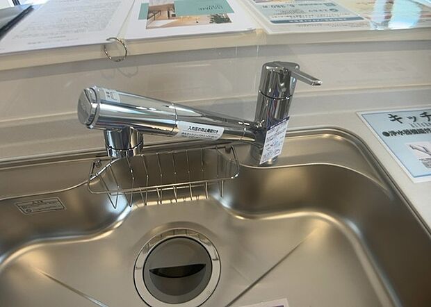 【キッチン水栓】キッチン水栓は、毎日必ず使うものだからこそ、使いやすさが重要です。シャワーヘッドの切り替えがスムーズか、吐水量が調節できるか、水しぶきが飛び散りにくい構造か、浄水機能が付いているかなど、日々の家事を快適にするための機能が数多くあります。また、デザインも多種多様なので、キッチン全体の雰囲気に合わせたものを選ぶことができます。