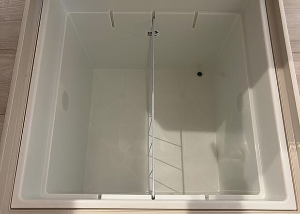 【キッチン床下収納】キッチン床下収納は、調理器具や食器などをスッキリと収納できる便利なスペースです。収納量が多いもの、引き出しがスムーズに開閉するものなど、使い勝手の良いものを選ぶことが大切です。また、湿気がこもりやすい場所なので、通気性の良いものを選ぶこともおすすめです。