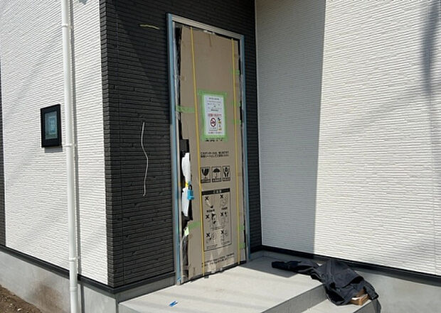 【玄関】玄関は家の顔でもあり、家族以外の目にも止まる場所です。玄関は外との間を仕切る扉、靴などをしまっておく収納スペース、靴脱ぎのたたきスペース、来客とのやり取りをするドアホンなど複数のアイテムからなります。