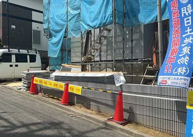 【前面道路含む現地写真_2】前面道路の幅員や歩道の有無、近隣の建物との距離感などは、実際の生活の利便性や安全性に大きく影響します。複数のアングルから前面道路の状況を確認することで、より具体的に生活イメージを描けます。