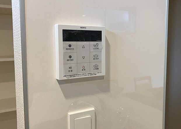 【給湯器リモコン】給湯器リモコンは、お風呂の温度設定やタイマー設定など、お風呂を快適に楽しむために欠かせないものです。液晶画面が大きく見やすいもの、操作ボタンが分かりやすいものなど、使いやすさが重要です。また、エコ機能が付いているものなら、光熱費の節約にもつながります。