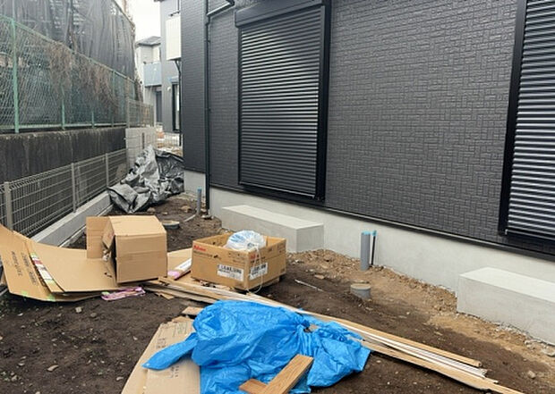 【庭】庭があることでガーデニングや家庭菜園はもちろん、こどもの遊び場やペットを放して遊ぶことができます。また、家の周囲に余裕があるということです。隣地との間があれば、十分な日当たりと、風通しが確保できます。