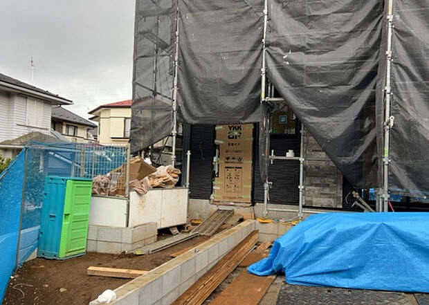 【外観_3】現地に行くなら、物件の周囲の地形がどうなっているかを見ることも大切です。周辺より低くなっている土地では、大雨などで水が集まりやすいため、地盤が弱くなっているということも考えられるため、注意が必要です。