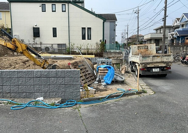 【前面道路含む現地写真_2】前面道路の幅員や歩道の有無、近隣の建物との距離感などは、実際の生活の利便性や安全性に大きく影響します。複数のアングルから前面道路の状況を確認することで、より具体的に生活イメージを描けます。
