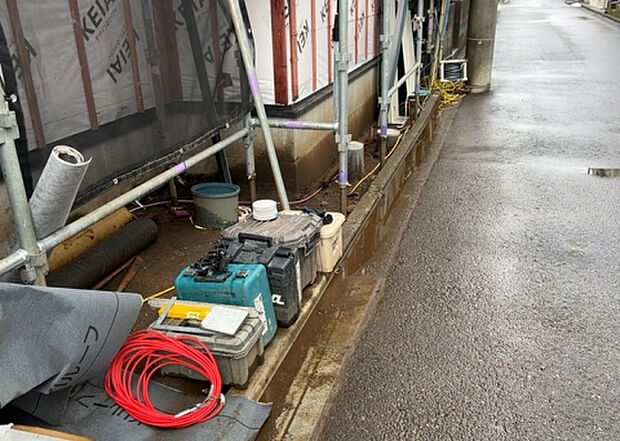 【庭_2】庭のある家に住むことのメリットとして、子どもたちの遊び場を確保できること、ガーデニングや家庭菜園を楽しめること、明るさを確保できることがあります。また、配置を工夫することでプライバシーが確保できます。
