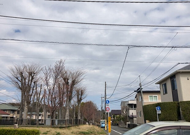 【物件からの展望_2】眺望を気にして物件を探す場合、前面に建物が建っていないか現地で確認しましょう!前面に建物があると景色はもちろん、日当たりや風通しにも影響が出てきます。住んだ時のことを想像しながら現地見学をしましょう。