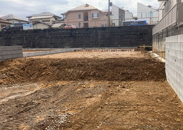 【構造・工法・仕様_2】ベタ基礎とは、柱の位置に関係なく全体に基礎がある事を指し、面積が大きい分建物の重さを全体に分散できます。また、地面からの湿気や害虫を遮断でき、木造住宅で心配されるシロアリ被害を防ぐ効果も期待できます。