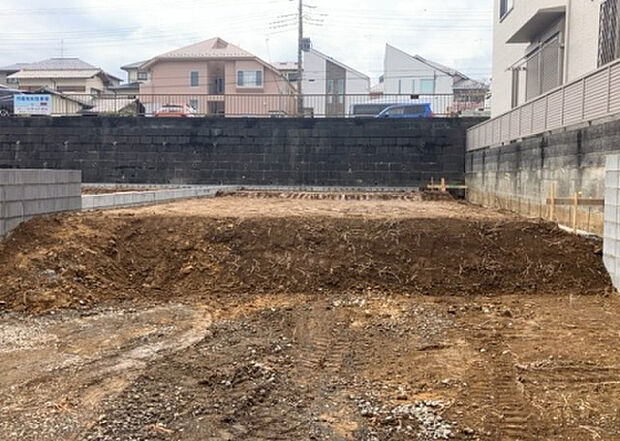 【庭_2】庭のある家に住むことのメリットとして、子どもたちの遊び場を確保できること、ガーデニングや家庭菜園を楽しめること、明るさを確保できることがあります。また、配置を工夫することでプライバシーが確保できます。