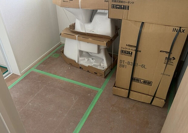 【脱衣場】多くの戸建て住宅で見かける洗面脱衣所は、洗面台と洗濯機が2畳ほどのスペースに並べられていて、洗面所が脱衣所を兼ね備えている間取りが一般的です。お客様が利用することもある、パブリックな空間でもあります。