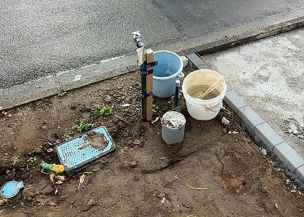 【外水栓】外水栓は、庭の水やりや洗車など、様々な用途に使える便利な設備です。ホースがしっかりと接続できるもの、水圧が安定しているものなど、使い勝手の良いものを選びましょう。また、凍結防止機能が付いているものなら、冬場でも安心して使用できます。
