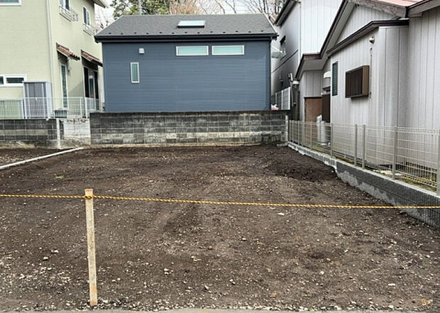 【構造・工法・仕様_2】ベタ基礎とは、柱の位置に関係なく全体に基礎がある事を指し、面積が大きい分建物の重さを全体に分散できます。また、地面からの湿気や害虫を遮断でき、木造住宅で心配されるシロアリ被害を防ぐ効果も期待できます。