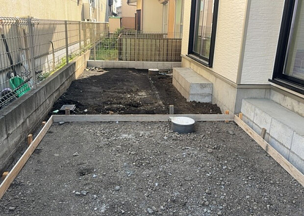【庭】庭があることでガーデニングや家庭菜園はもちろん、こどもの遊び場やペットを放して遊ぶことができます。また、家の周囲に余裕があるということです。隣地との間があれば、十分な日当たりと、風通しが確保できます。