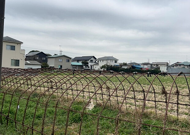 【物件からの展望_2】眺望を気にして物件を探す場合、前面に建物が建っていないか現地で確認しましょう！前面に建物があると景色はもちろん、日当たりや風通しにも影響が出てきます。住んだ時のことを想像しながら現地見学をしましょう。