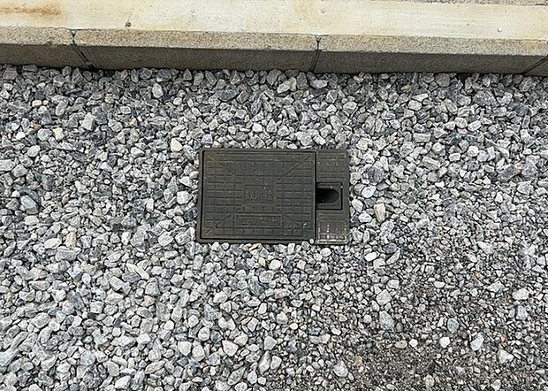 【外水栓】外水栓は、庭の水やりや洗車など、様々な用途に使える便利な設備です。ホースがしっかりと接続できるもの、水圧が安定しているものなど、使い勝手の良いものを選びましょう。また、凍結防止機能が付いているものなら、冬場でも安心して使用できます。