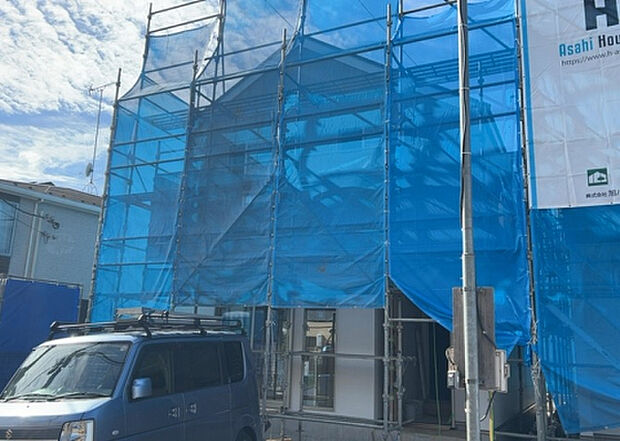 【外観_3】現地に行くなら、物件の周囲の地形がどうなっているかを見ることも大切です。周辺より低くなっている土地では、大雨などで水が集まりやすいため、地盤が弱くなっているということも考えられるため、注意が必要です。