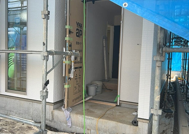 【玄関_2】玄関は、狭すぎると複数人で使いにくく、広すぎても無駄な空間になりがちです。最低2畳を目安にして、家の広さとの兼ね合いや家族の人数を考慮して決めるとよいでしょう。現地を見学して快適な玄関を選びましょう!