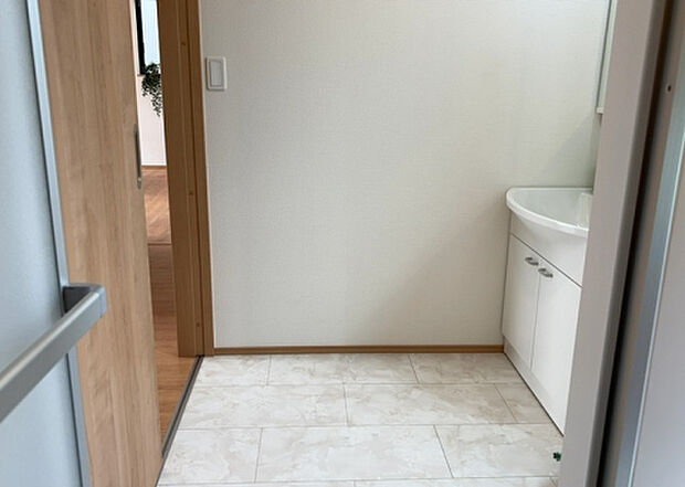 【脱衣場】多くの戸建て住宅で見かける洗面脱衣所は、洗面台と洗濯機が2畳ほどのスペースに並べられていて、洗面所が脱衣所を兼ね備えている間取りが一般的です。お客様が利用することもある、パブリックな空間でもあります。