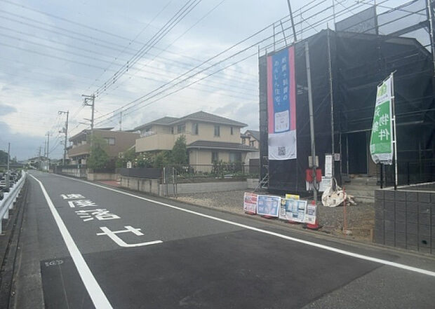 【前面道路含む現地写真_2】前面道路の幅員や歩道の有無、近隣の建物との距離感などは、実際の生活の利便性や安全性に大きく影響します。複数のアングルから前面道路の状況を確認することで、より具体的に生活イメージを描けます。