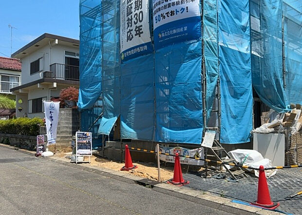 【前面道路含む現地写真_2】前面道路の幅員や歩道の有無、近隣の建物との距離感などは、実際の生活の利便性や安全性に大きく影響します。複数のアングルから前面道路の状況を確認することで、より具体的に生活イメージを描けます。