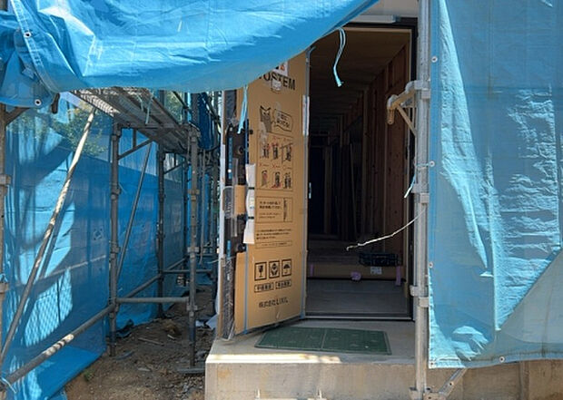 【玄関_2】玄関は、狭すぎると複数人で使いにくく、広すぎても無駄な空間になりがちです。最低2畳を目安にして、家の広さとの兼ね合いや家族の人数を考慮して決めるとよいでしょう。現地を見学して快適な玄関を選びましょう!