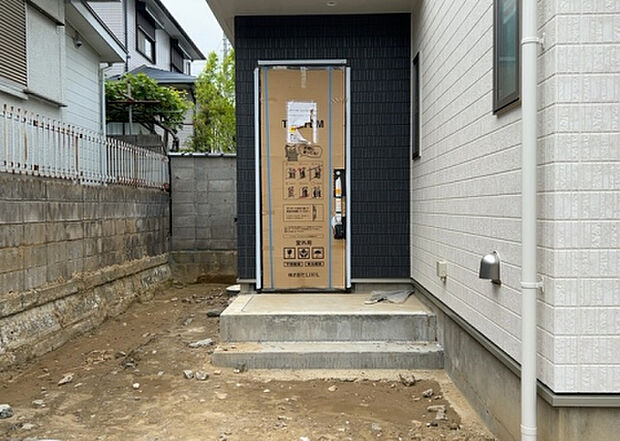 【玄関_2】玄関は、狭すぎると複数人で使いにくく、広すぎても無駄な空間になりがちです。最低2畳を目安にして、家の広さとの兼ね合いや家族の人数を考慮して決めるとよいでしょう。現地を見学して快適な玄関を選びましょう!