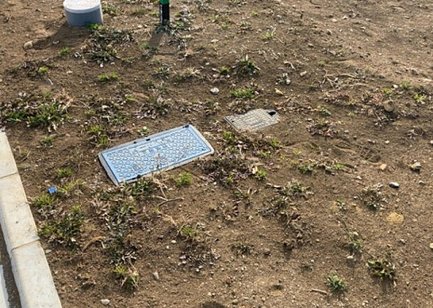 【その他設備】敷地内には、散水栓や立水栓があります。水道水を直接利用できるため、水を運ぶ手間を省くことが出来ます。大量の水を必要とする洗車作業や清掃などに役立ちます。その他設備とあわせて、現地でご確認ください。
