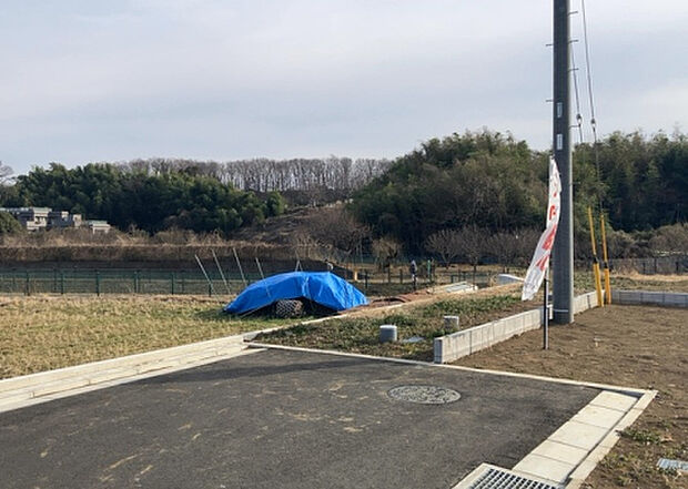 【物件からの展望_2】眺望を気にして物件を探す場合、前面に建物が建っていないか現地で確認しましょう!前面に建物があると景色はもちろん、日当たりや風通しにも影響が出てきます。住んだ時のことを想像しながら現地見学をしましょう。